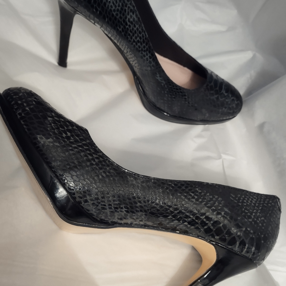 Chic Black Patterned Heels - Picture 3 of 5